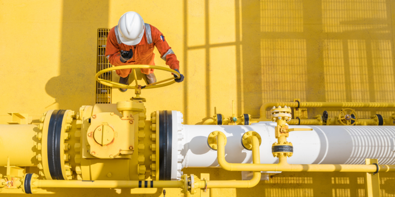 Production operator at offshore oil and gas processing platform for control gases and liquid crude oil process